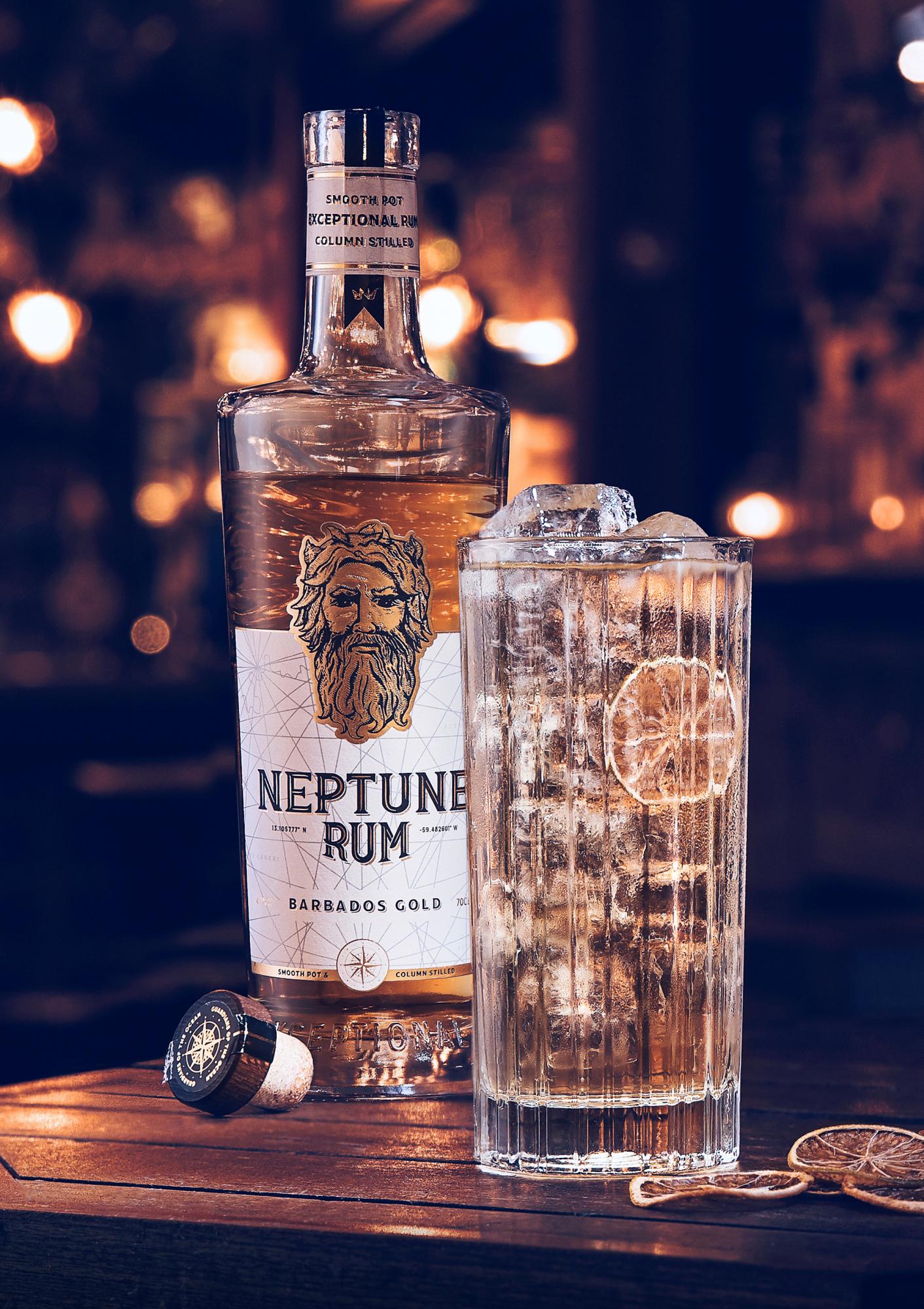 Neptune rum s pohárom
